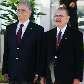 O ex-presidente Fernando Henrique Cardoso e o senador José Sarney antes de embarcar O ex-presidente Fernando Henrique Cardoso e o senador José Sarney antes de embarcar
