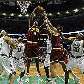 Jamison e Varejão, do Cavaliers, disputam o rebote com Wallace, Davis, Tony e Ray Allen, do Celtics