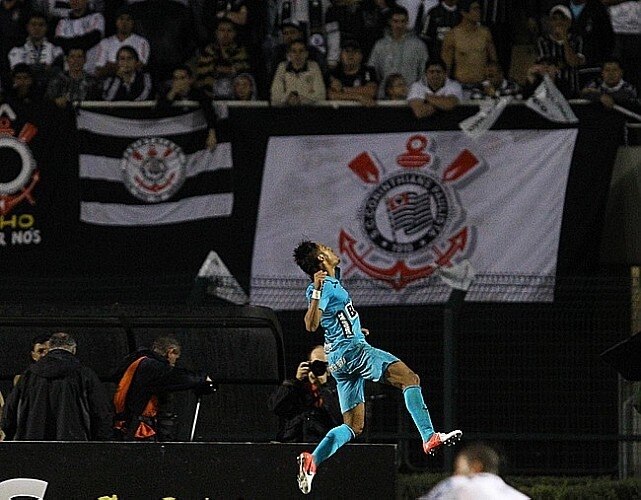 Corinthians e Santos fazem jogo da vida pela Libertadores 2012