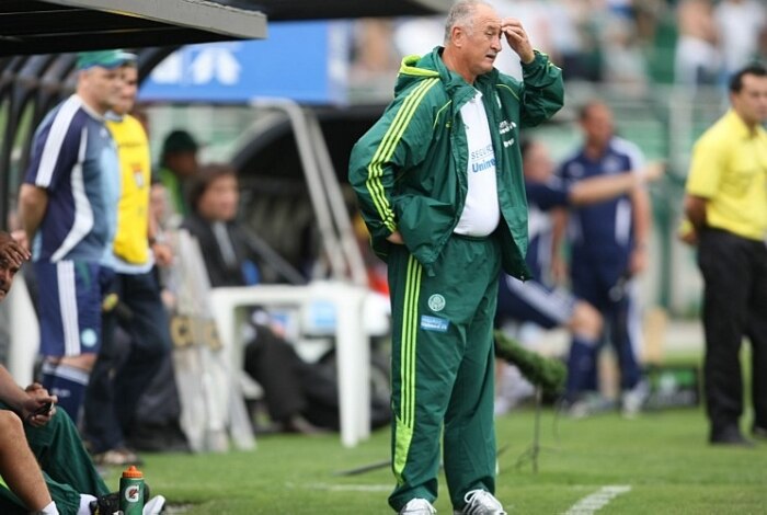 Felipão orienta o time do Palmeiras do banco de reservas