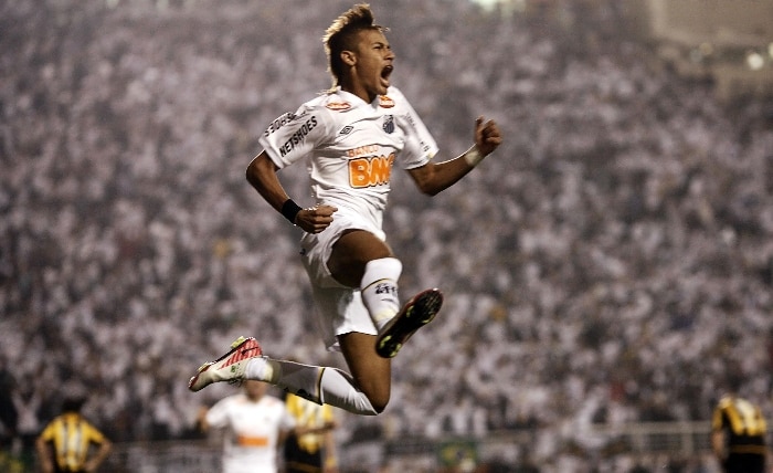 O atacante Neymar comemora o primeiro gol do Santos sobre o Peñarol, na final da Libertadores 2011