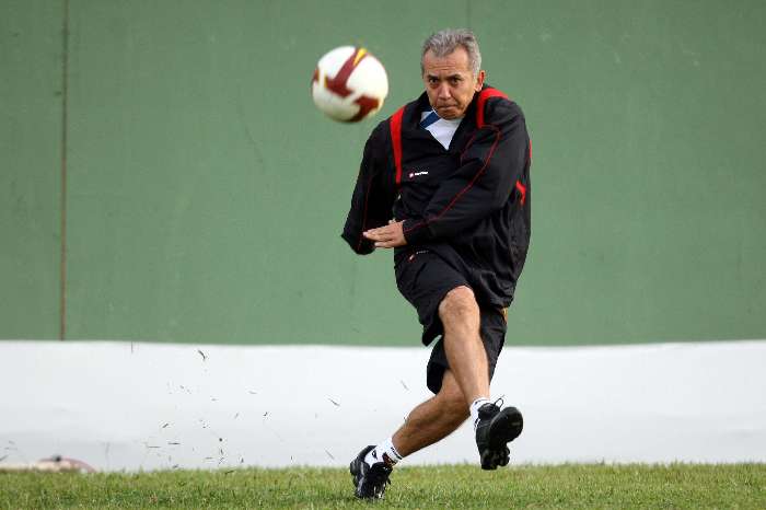 Técnico Nelsinho Baptista comanda treino do Sport em São Paulo