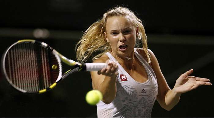 Wozniacki rebate a bola durante vitória sobre Jie Zheng por 2 sets a 0 no WTA de Indian Wells