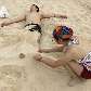 Chineses se divertem no parque onde aconteceu o vôlei de praia em Pequim Chineses se divertem no parque onde aconteceu o vôlei de praia em Pequim