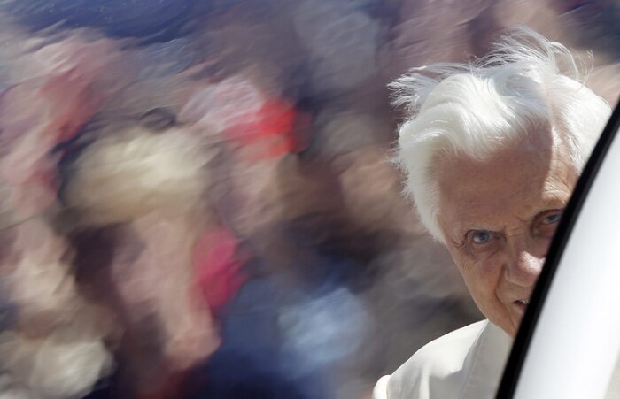 Papa Bento XVI chega na Praça de São Pedro para rezas semanais, no Vaticano