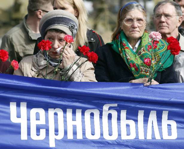 Russos participam de cerimônia em honra das vítimas do desastre Chernobyl