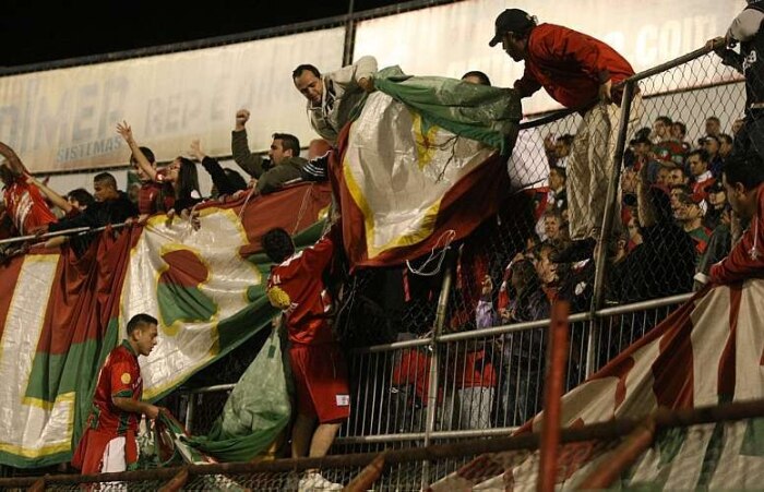 Torcida vê o acesso próximo e decide virar a faixa que estava em protesto