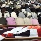 Iemenitas rezam por morto durante protestos contra Saleh, no Iêmen