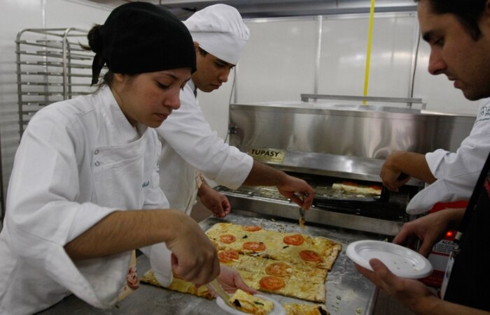 Pizzaiolo faz pizza gigante para celebrar o dia da iguaria 