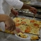 Pizzaiolo faz pizza gigante para celebrar o dia da iguaria 