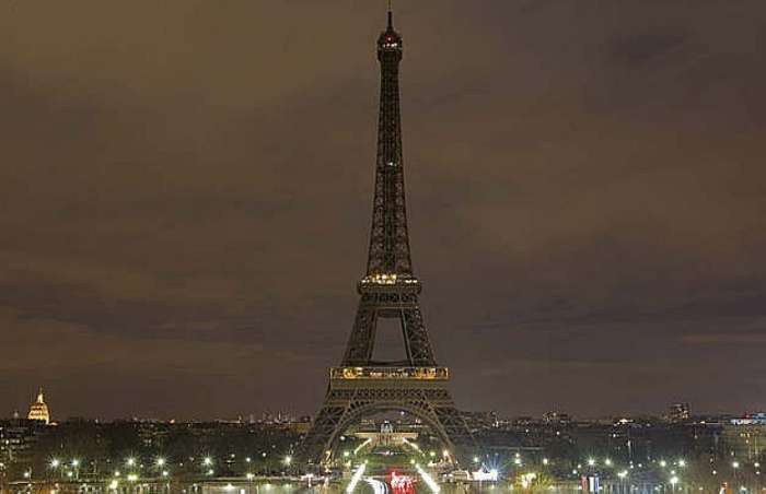 Franceses apagam as luzes da Torre Eiffel durante a 