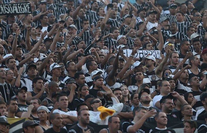 Corinthians vence São Paulo e encara o Santos na final do Paulistão