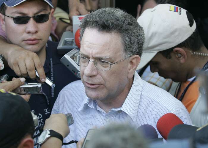 Representante do governo colombiano, Luis Restrepo, fala que informações da Telesur são falsas