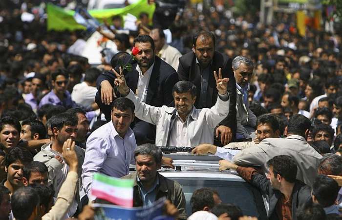Em visita a Shahr-e-Kord, presidente do Irã, Mahmoud Ahmadinejad, é escoltado por guarda costas