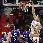 Yao Ming enterra contra o Sacramento Kings