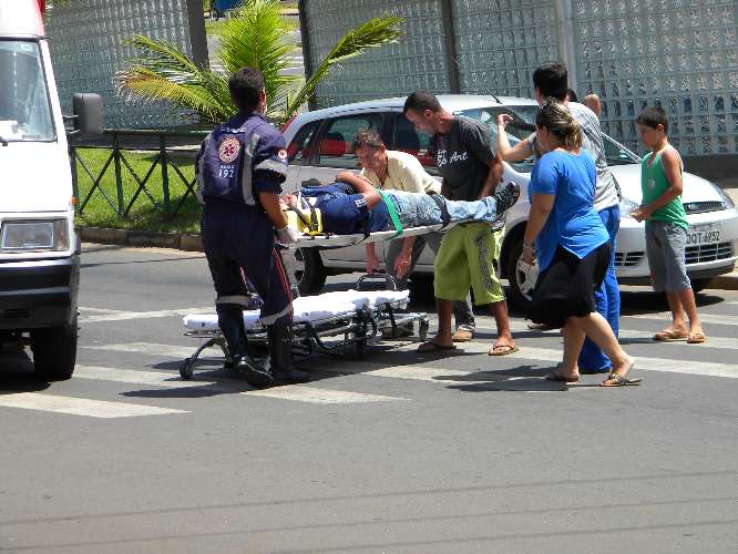Equipe do S.A.M.U transporta ferido para a maca na avenida Ipanema em Sorocaba. 12/02/2010