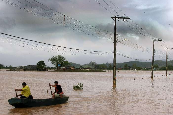 Moradores de Itajaí usavam barcos como alternativa para atravessar as ruas