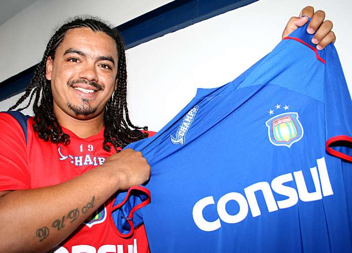Perdigão exibe camisa do São Caetano, time que defenderá na Série B do Brasileirão