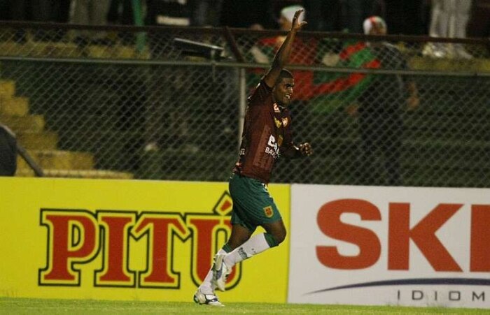 Henrique colocou fogo no jogo ao empatar a partida no Canindé