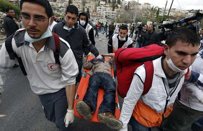 Membros do Crescente Vermelho resgatam palestno ferido
