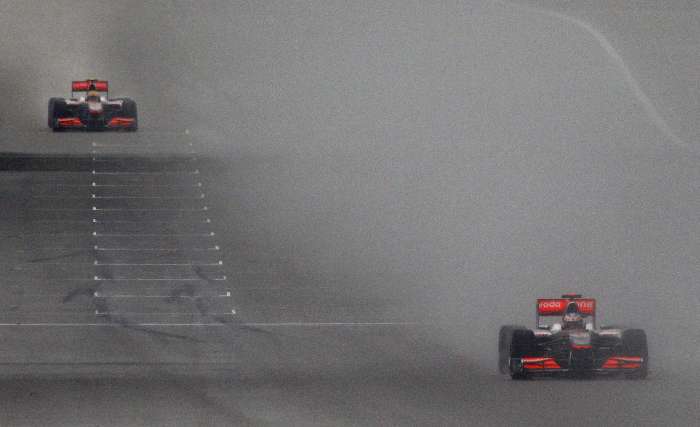 Jenson Button acelera seu McLaren sob chuva durante o GP da China de Fórmula 1, em Xangai