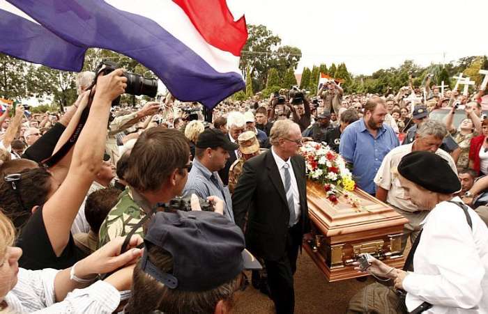 Seguidores de movimento similar ao nazismo na África do Sul vão ao enterro do fundador, Terreblanche