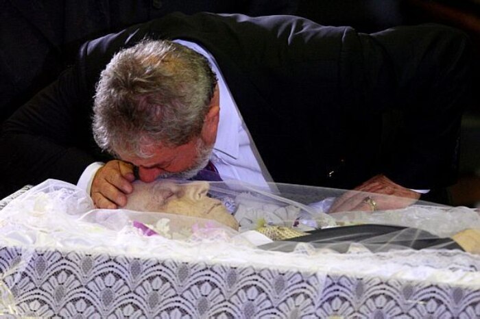 Ex-presidente Lula beija José Alencar, durante velório no Palácio do Planalto