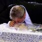 Ex-presidente Lula beija José Alencar, durante velório no Palácio do Planalto
