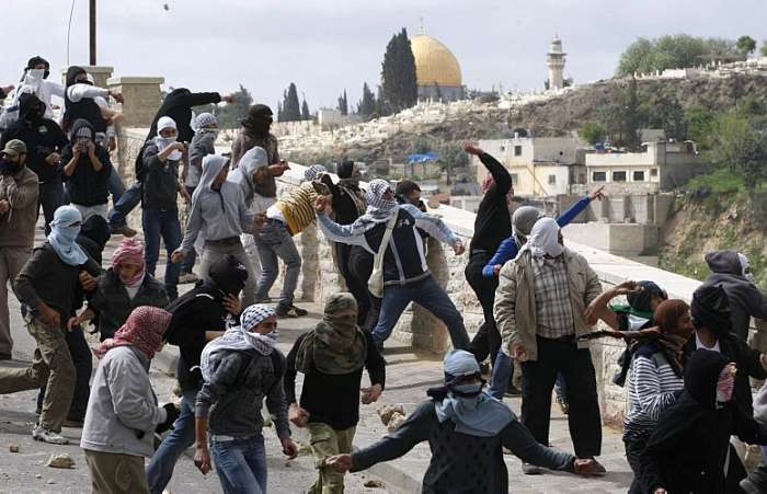 Palestinos arremessam pedras contra soldados israelenses perto da Mesquita de Al-Aqsa