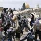 Palestinos arremessam pedras contra soldados israelenses perto da Mesquita de Al-Aqsa Palestinos arremessam pedras contra soldados israelenses perto da Mesquita de Al-Aqsa