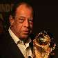 Capitão Carlos Alberto Torres beija a taça da Copa do Mundo, que chegou a São Paulo para exposição