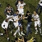 Neymar e os jogadores do Santos agridem jogador do Peñarol no chão, em briga no Pacaembu