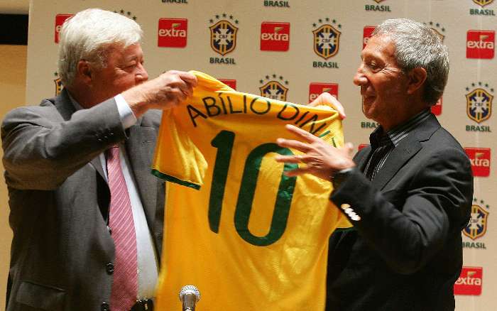 Presidente da CBF entrega camisa a Abílio Diniz, do Pão de Açúcar