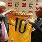 Presidente da CBF entrega camisa a Abílio Diniz, do Pão de Açúcar Presidente da CBF entrega camisa a Abílio Diniz, do Pão de Açúcar