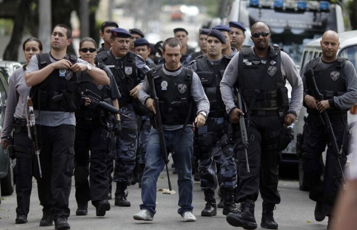 Policiais chegam ao local do tiroteio, no RJ
