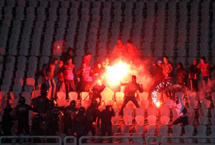 Torcida invade campo no Egito e ao menos 73 pessoas morrem