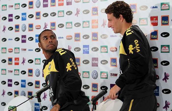 Robinho e Elano se divertem na coletiva da seleção brasileira em Johannesburgo