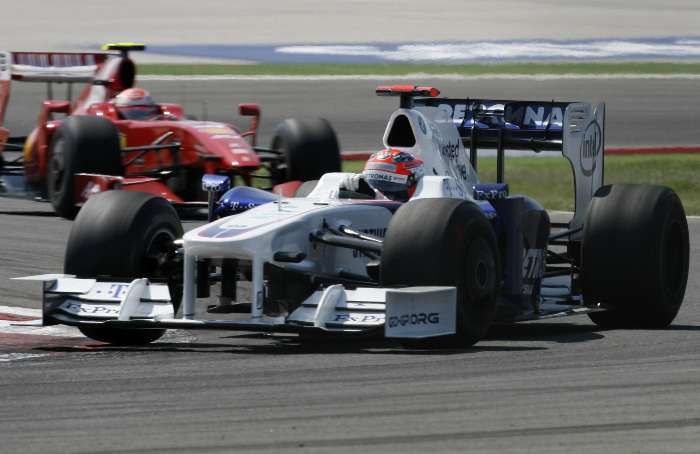 Robert Kubica, da BMW, passa à frente de Kimi Raikkonen, da Ferrari