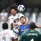 Germano cabeceia a bola antes de Gustavo Nery e faz gol para o Santos