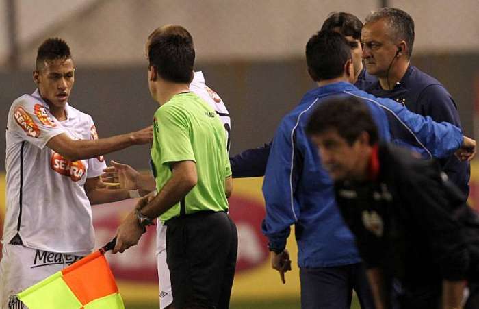 Neymar discute com o técnico Dorival Jr durante a vitória do Santos por 4 a 2 sobre o Atlético-GO