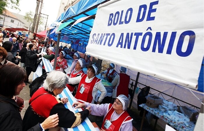 Fiéis celebram Dia de Santo Antônio com bolo e pãozinho