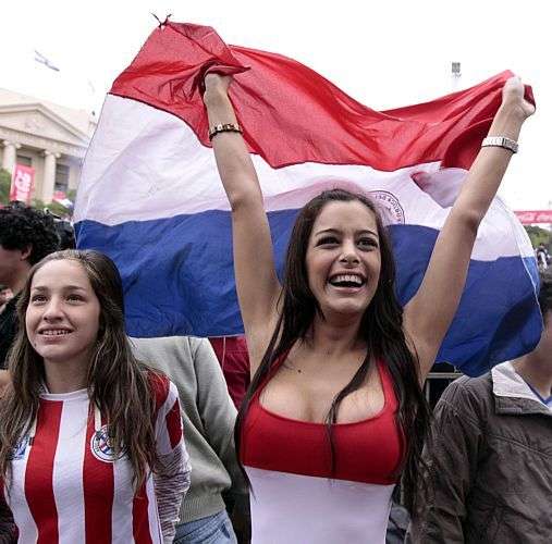Modelo paraguaia, Larissa Riquelme, durante o jogo entre Paraguai e Japão, em Assunção