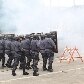 Moradores entram em confronto com a PM em reintegração de posse Moradores entram em confronto com a PM em reintegração de posse