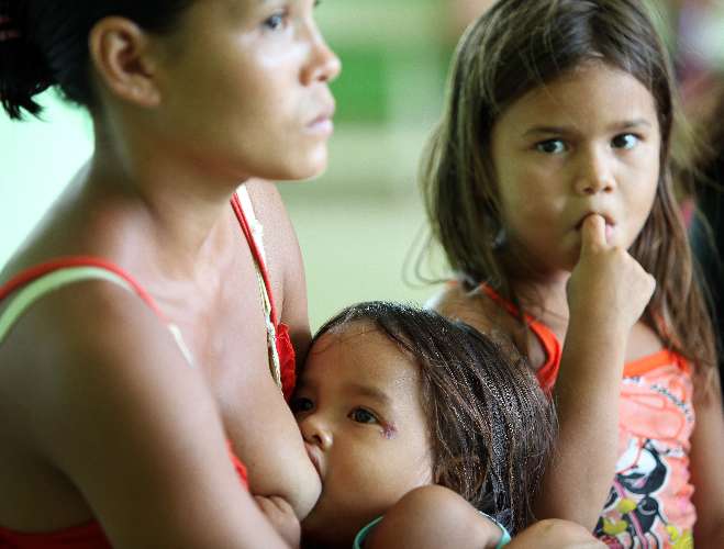 Maria da Silva, com as duas filhas, espera por atendimento da missão em Nova Olinda do Norte