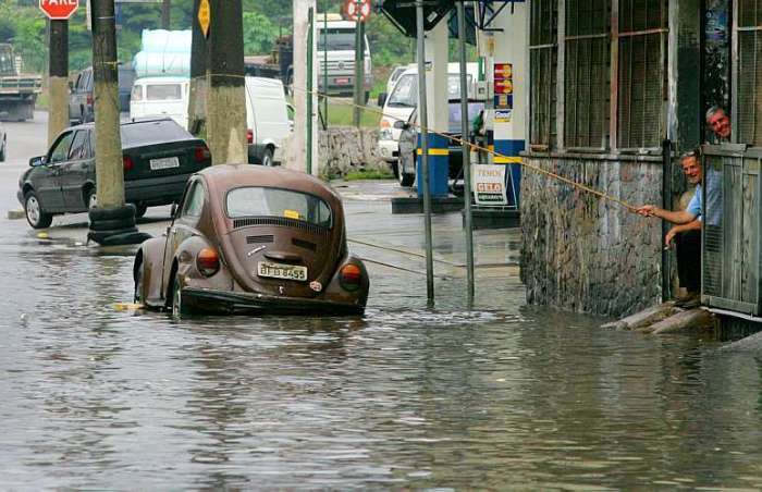 Alagamento na rua Barra do Timbagi, no Bom Retiro, região do centro de SP