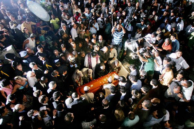 Corpo do senador Antonio Carlos Magalhaes é sepultado no Cemitério do Campo Santo em Salvador (BA) Corpo do senador Antonio Carlos Magalhaes é sepultado no Cemitério do Campo Santo em Salvador (BA)