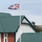 Ilhas Malvinas: 30 anos depois da Guerra Internacional - Casa do Governo das Malvinas, com a bandeira do Governador, representante da Rainha Elizabete II, hasteada em frente ao local - Foto: Solly Boussidan/AE
