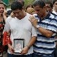 Familiares e amigos choram pela perda trágica de Mateus durante seu enterro, no Rio de Janeiro