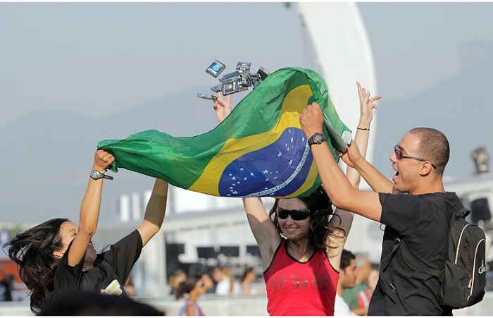 Alguns brincavam com os amigos em uma mistura de nacionalismo e diversão