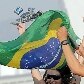 Alguns brincavam com os amigos em uma mistura de nacionalismo e diversão